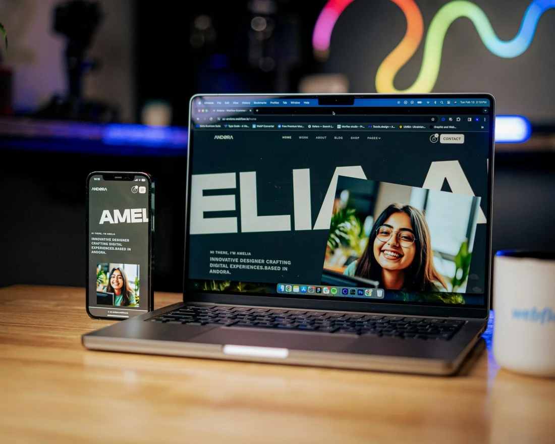 Desenvolvedor codificando um aplicativo Android em um laptop.